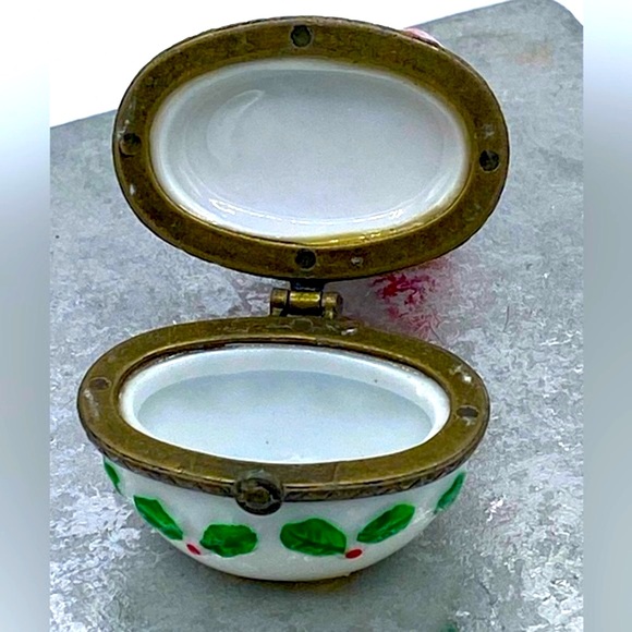 Small Christmas Themed Teddy Bear & Christmas Tree Hinged Porcelain Trinket Box - Picture 4 of 7